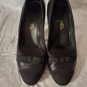 Chanel Black Leather And Grosgrain Bow CC Cap Toe Pumps Size 39 (US Size 8 1/2)